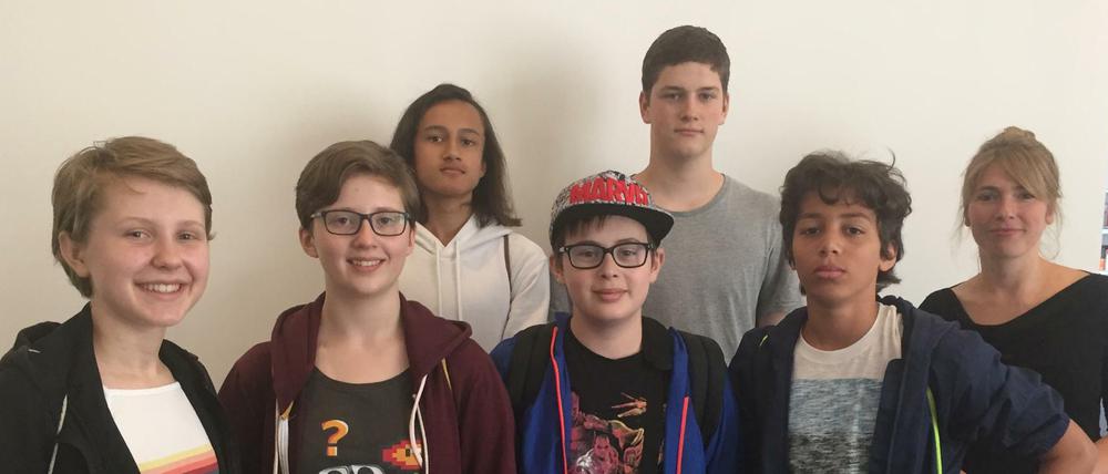 Schülerinnen und Schüler der 8c und 8d der Nelson-Mandela-Schule: Inessa, Caoimhe, Rocco, Leon, Tyree, Keanu und Stefanie Preidl, die Deutschlehrerin.