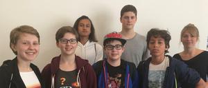 Schülerinnen und Schüler der 8c und 8d der Nelson-Mandela-Schule: Inessa, Caoimhe, Rocco, Leon, Tyree, Keanu und Stefanie Preidl, die Deutschlehrerin.