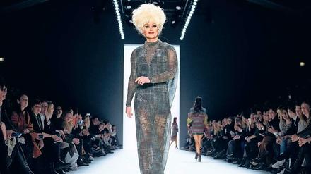 Spontanes Model auf dem Laufsteg von Riani: Drag-Queen Olivia Jones