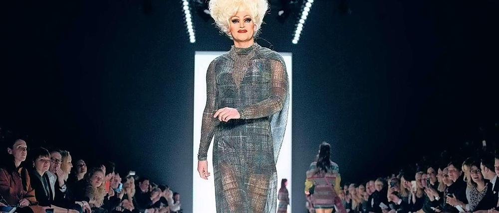 Spontanes Model auf dem Laufsteg von Riani: Drag-Queen Olivia Jones