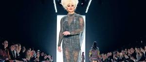 Spontanes Model auf dem Laufsteg von Riani: Drag-Queen Olivia Jones