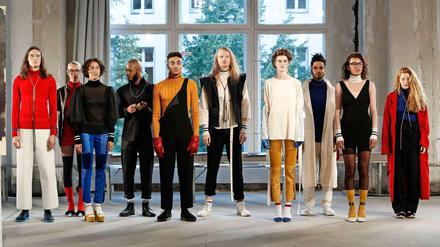 Nathini van der Meers Highschool-Gang, aufgereiht bei der Fashion Week