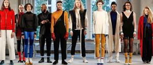 Nathini van der Meers Highschool-Gang, aufgereiht bei der Fashion Week