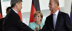 Angela Merkel klatscht am Mittwoch mit den Händen, als Airbus-Chef Tom Enders die chinesische Delegation begrüßt.