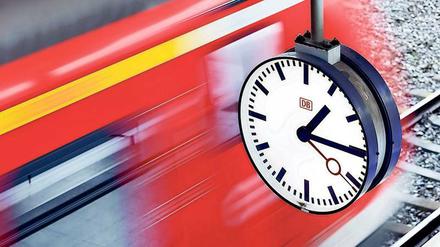 Tickt wieder richtig. Dank Sensortechnik des Berliner Start-ups Relayr werden Störungen bei vielen Bahnhofsuhren nun per Funk gemeldet. Foto: Promo
