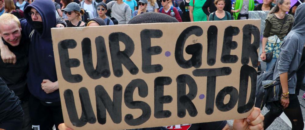 Teilnehmer einer Demonstration gegen den bevorstehenden G20-Gipfel laufen am 05.07.2017 in Hamburg über die Reeperbahn.