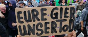 Teilnehmer einer Demonstration gegen den bevorstehenden G20-Gipfel laufen am 05.07.2017 in Hamburg über die Reeperbahn.