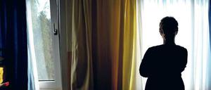 Unter Beobachtung. Kein Geheimnis bleibt in der tschetschenischen Community in Berlin unentdeckt. Frauen, die gegen die Moralvorstellungen verstoßen, müssen mit Prügel, Zwangsheirat oder sogar dem Tod rechnen. 