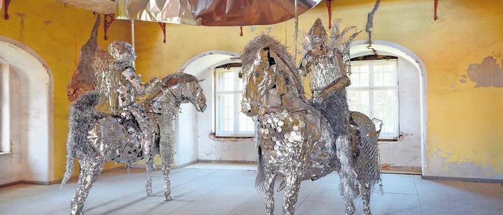 Krieger aus Alufolie. Der japanische Bildhauer Toshihiko Mitsuya präsentiert sein Ensemble „Anonyme Verwandte“ im Ballsaal von Schloss Lieberose. 