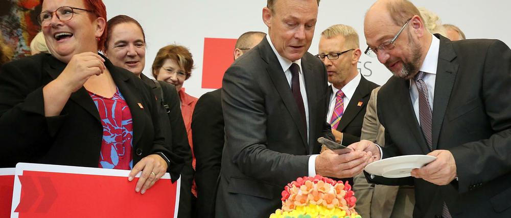 Eine bunte Torte auf die Ehe für alle - und ein Triumpf für Thomas Oppermann (Mitte) und SPD-Chef Martin Schulz.