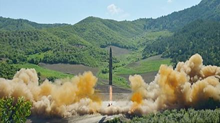 Das Standbild dieses Videos soll den mutmaßlichen Start einer Interkontinentalrakete mit hoher Reichweite vom Typ Hwasong-14 zeigen. 
