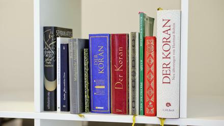 Liberal. Koran-Bücher im Gebetsraum der liberalen Ibn Rushd-Goethe Moschee. 