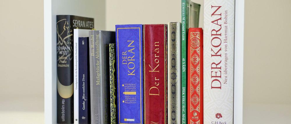 Liberal. Koran-Bücher im Gebetsraum der liberalen Ibn Rushd-Goethe Moschee.