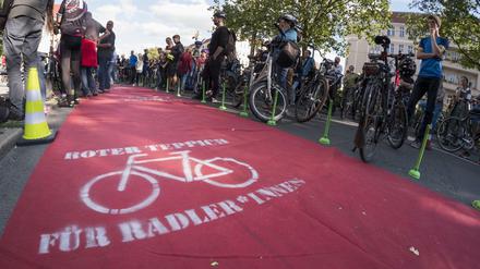 Fahrradfahrer fordern mit einer Fahrraddemonstration einen sicheren Radweg für die Danziger Strasse in Berlin Prenzlauer Berg. 