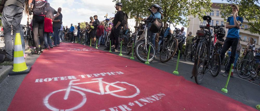 Fahrradfahrer fordern mit einer Fahrraddemonstration einen sicheren Radweg für die Danziger Strasse in Berlin Prenzlauer Berg.