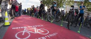 Fahrradfahrer fordern mit einer Fahrraddemonstration einen sicheren Radweg für die Danziger Strasse in Berlin Prenzlauer Berg.