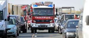 Ein Feuerwehrfahrzeug in der Rettungsgasse.