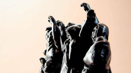 Letzte Gesten. „Abschiedwinkende Soldatenfrauen“, Bronzeskulptur von Käthe Kollwitz im Berliner Kollwitz-Museum (1937). 