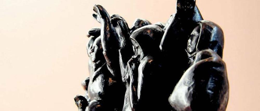 Letzte Gesten. „Abschiedwinkende Soldatenfrauen“, Bronzeskulptur von Käthe Kollwitz im Berliner Kollwitz-Museum (1937).