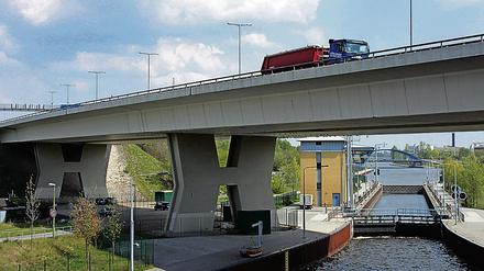 Die Brücke überquert die Spree, ICE-Strecken, Kleingärten.
