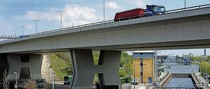 Die Brücke überquert die Spree, ICE-Strecken, Kleingärten.