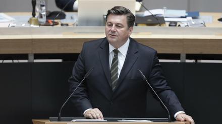 Berlins Innensenator Andreas Geisel (SPD) spricht bei der Sitzung des Berliner Abgeordnetenhauses 