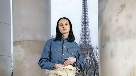 Design aus Berlin vor dem Eifelturm. Ottolinger sitzt in Berlin, zeigt aber in Paris