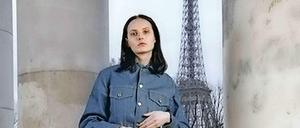 Design aus Berlin vor dem Eifelturm. Ottolinger sitzt in Berlin, zeigt aber in Paris