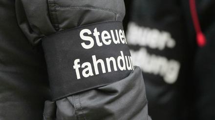 Ein Steuerfahnder bei einer Razzia in Leipzig.