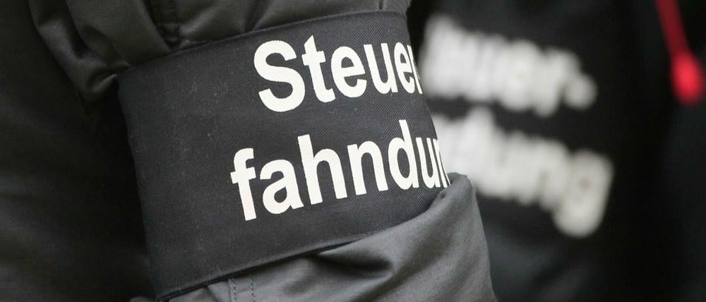Ein Steuerfahnder bei einer Razzia in Leipzig.
