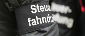 Ein Steuerfahnder bei einer Razzia in Leipzig.