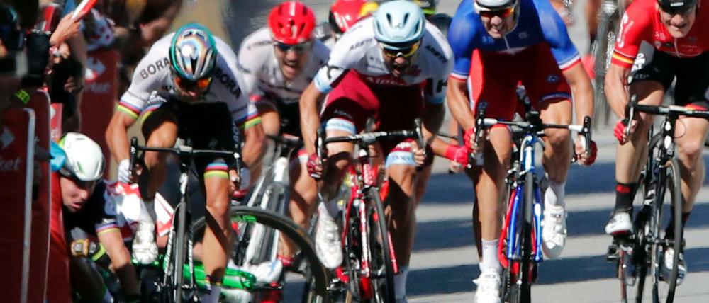 Das Ende der Tour für Peter Sagan. Der Weltmeister brachte Mark Cavendish brutal zu Fall und wurde disqualifiziert.