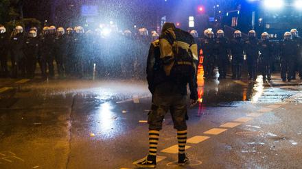 Einsatz am Hamburger Pferdemarkt: Ein Wasserwerfer der Polizei auf einen Demonstranten.