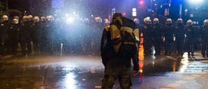 Einsatz am Hamburger Pferdemarkt: Ein Wasserwerfer der Polizei auf einen Demonstranten. 