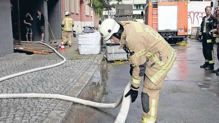 Nach dem Starkregen war die Berliner Feuerwehr damit beschäftigt, Wasser aus vielen Kellern zu pumpen.