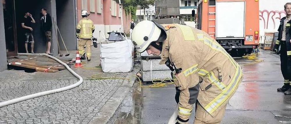 Nach dem Starkregen war die Berliner Feuerwehr damit beschäftigt, Wasser aus vielen Kellern zu pumpen.