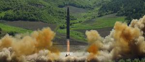 Dieses Foto der nordkoreanischen Regierungsagentur soll den Start einer Interkontinentalrakete zeigen. 