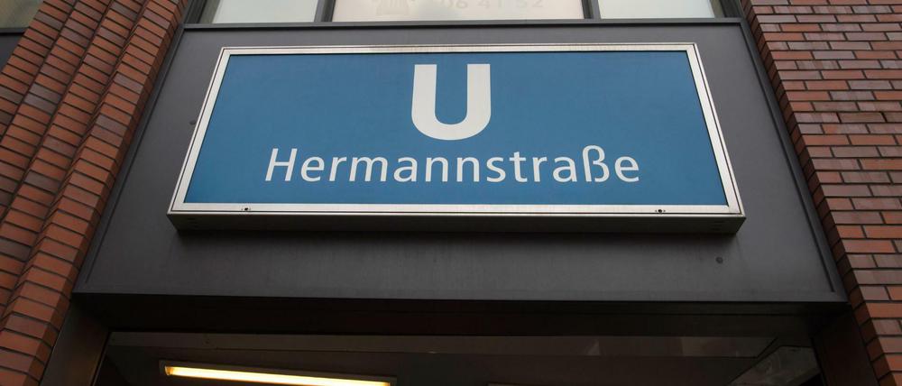 An der Hermannstraße hatte der Angeklagte Ende November eine Passantin mit einem Tritt die Treppe runtergeschubst.
