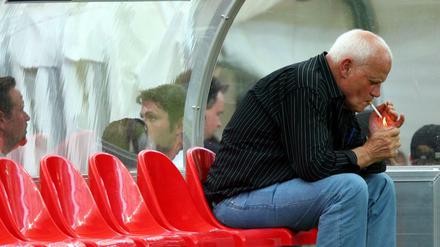 Auf den Schreck erstmal ne Kippe. Otto Pfister bei der Fußball-WM 2006, nachdem sein Team aus Togo das Vorrundenspiel gegen Südkorea verloren hatte.