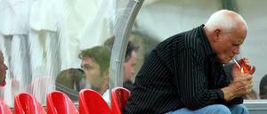 Auf den Schreck erstmal ne Kippe. Otto Pfister bei der Fußball-WM 2006, nachdem sein Team aus Togo das Vorrundenspiel gegen Südkorea verloren hatte.