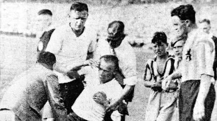 Helfende Hände. Hermann Horwitz hilft dem verletzten Willy Kirsei im Meisterschaftsfinale 1931 wieder auf die Beine. 
