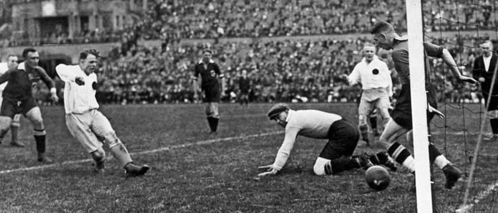 Große Zeiten. Als Hermann Horwitz Mannschaftsarzt war, stand Hertha sechs Mal hintereinander im Meisterschaftsfinale – hier 1927 gegen den 1. FC Nürnberg. 