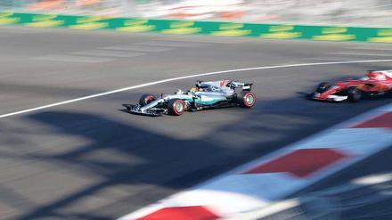Lewis Hamilton (links) geht wegen eines unerlaubten Getriebewechsels in Spielberg nur von Position acht ins Rennen. 