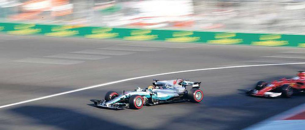 Lewis Hamilton (links) geht wegen eines unerlaubten Getriebewechsels in Spielberg nur von Position acht ins Rennen. 