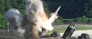 Das vom südkoreanischen Verteidigungsministerium veröffentlichte Foto zeigt den Start einer Kurzstreckenrakete bei einer gemeinsamen Militärübung mit den USA.