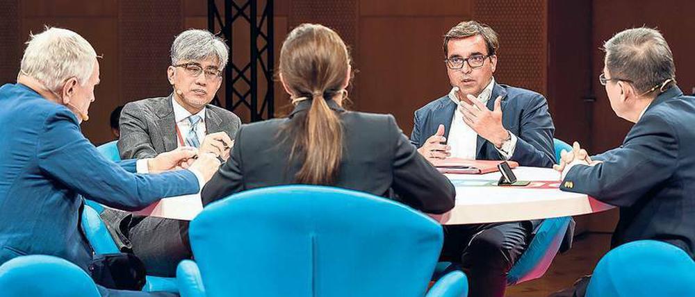 Edmund Phelps (Columbia University), Victor Kuan (Citibank), Anna Sauerbrey (Tagesspiegel), Harald Kayser (PwC), Swee Cheang Lim (NUS) v.l.n.r. bei der "Global Solutions"-Konferenz in Berlin.