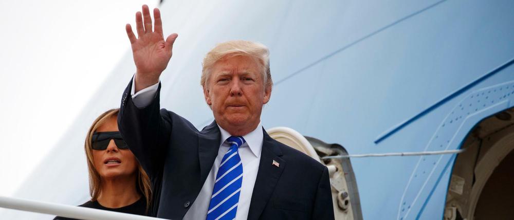 US-Präsident Trump und seine Frau Melania beim Abflug nach Europa