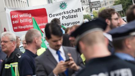 "Sei willig, sei billig, sei Hauptstadtbeamter" steht auf einem Transparent der protestierenden Berliner Beamten. 