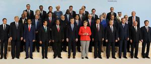 Auf den ersten Blick eng beieinander: die Gipfelteilnehmer beim Gruppenbild am Freitag.