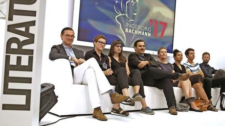Von links: Eckhart Nickel, Maxi Obexer, Karin Peschka, Ferdinand Schmalz, Noemi Schneider, Jackie Thomae, Björn Treber und John Wray.